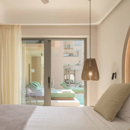 Junior-Suite-Swim-Up-3.jpg